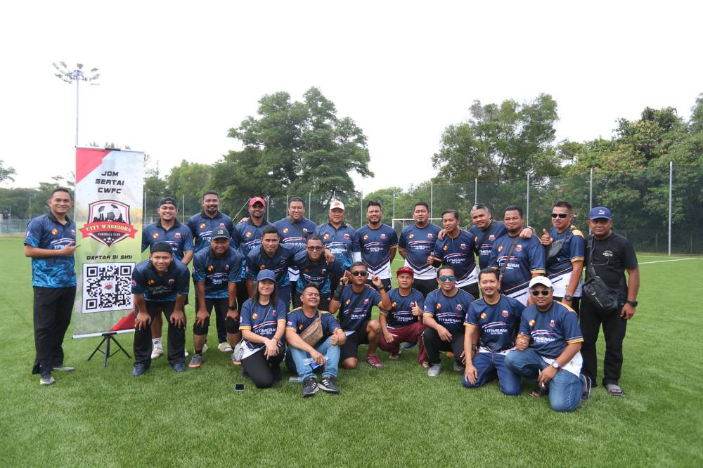 Safee (berdiri, tengah) bergambar dengan barisan kejurulatihan CWFC.