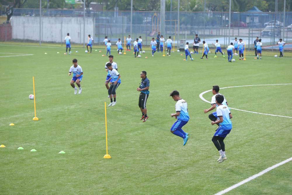 Pemain remaja CWCF mengadakan latihan di Padang Sintetik Seksyen 19, Shah Alam setiap Sabtu dan Ahad.