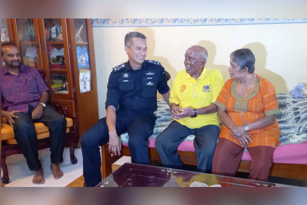 Mohd Shuhaily (dua dari kiri) ketika berkunjung ke kediaman Paramalingam (dua dari kanan) di Klang pada Ahad.