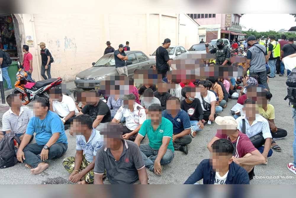 Lebih 500 warga asing ditahan ketika serbuan di sekitar rumah kedai di Persiaran
Raja Muda Musa, Pelabuhan Klang pada Sabtu.
