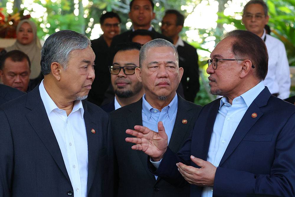 Anwar (kanan) berbincang bersama kedua-dua Timbalan Perdana Menteri, Datuk Seri Dr Ahmad Zahid Hamidi (kiri) dan Datuk Seri Fadillah Yusof (tengah) selepas menghadiri Majlis Perjumpaan Perdana Menteri bersama warga kerja JPM Bagi Bulan Februari 2024 pada Isnin. Foto Bernama