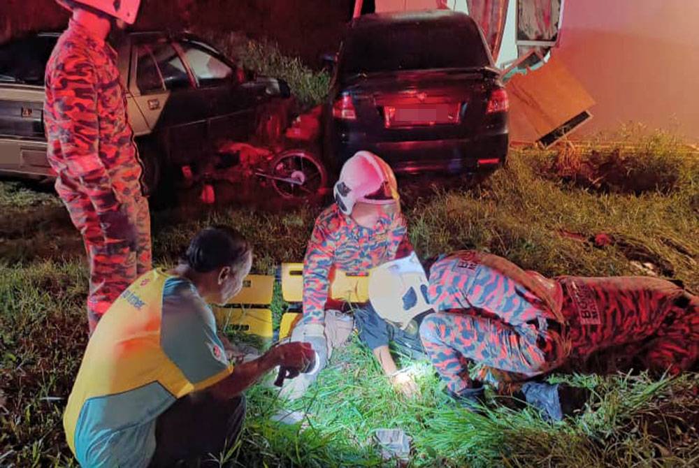 Salah seorang yang terlibat dalam kemalangan cedera diberi rawatan awal sebelum dihantar ke hospital.