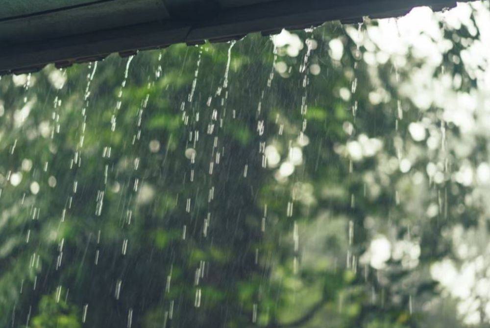 SETIAP titisan yang turun itu ada bersamanya satu malaikat yang akan meletakkan rintik tersebut pada tempatnya. -Gambar hiasan/ Foto: Freepik