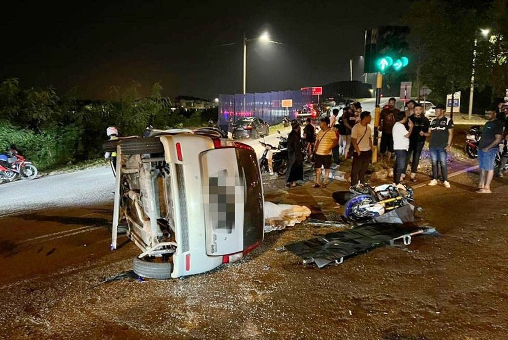 Keadaan kereta Perodua Viva dan motosikal mangsa selepas terlibat dalam kemalangan.