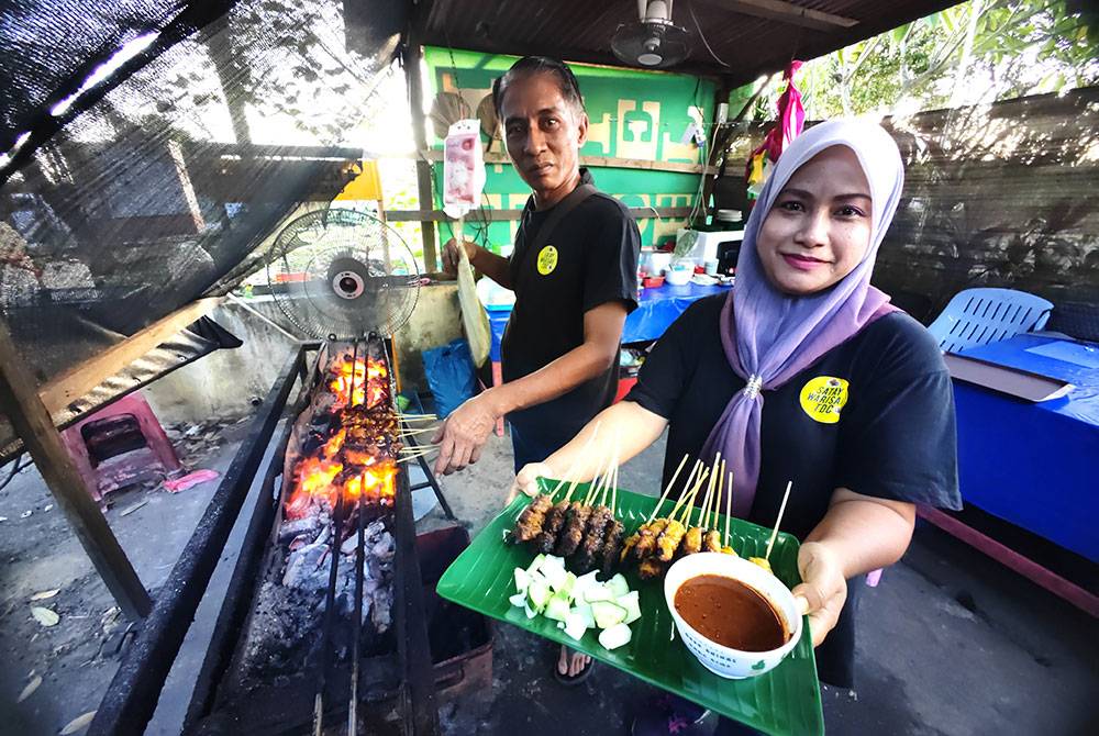 Sate ayam dan daging antara yang mendapat permintaan pelanggan.