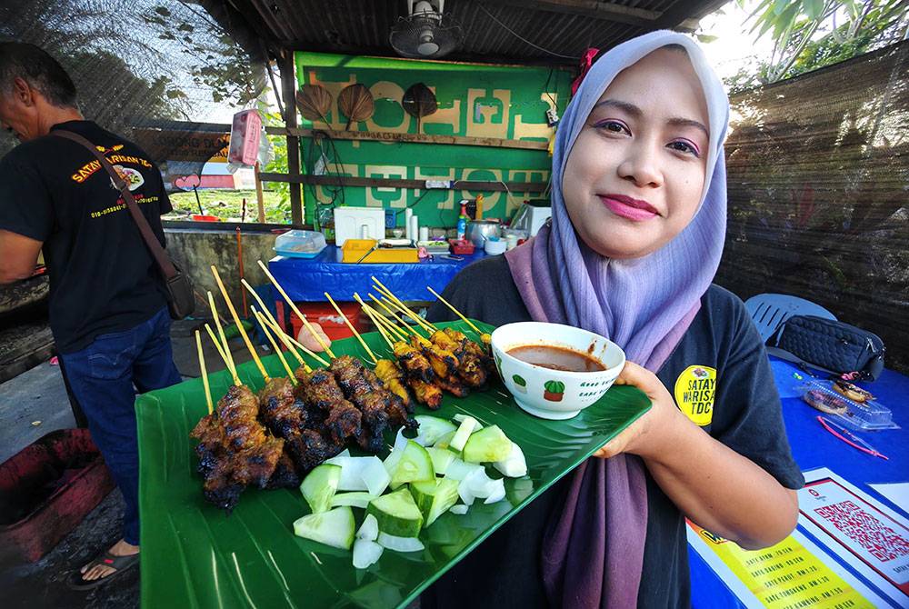Sate ayam dan daging antara yang mendapat permintaan pelanggan.
