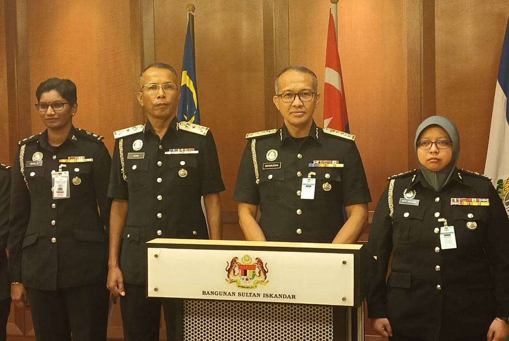 Baharudin (dua dari kanan) ketika sidang akhbar berkenaan inisiatif Imigresen Johor menangani kesesakan di BSI sempena Tahun Baharu Cina di BSI, Johor Bahru pada Isnin