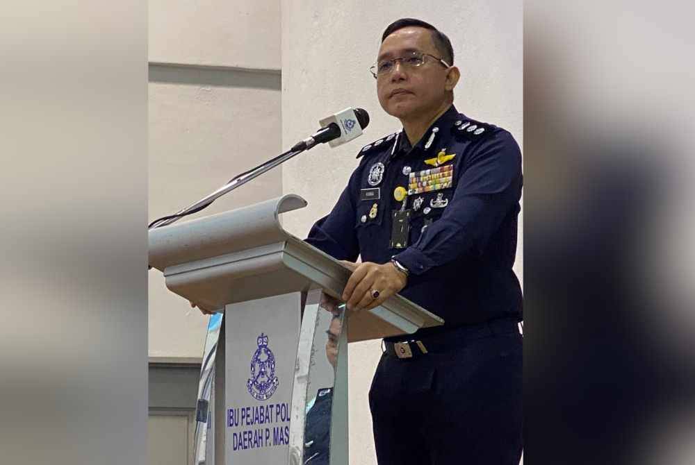 
Kama Azural semasa merasmikan General Roll Call Khas Peringkat IPD Pasir Mas pada Isnin.