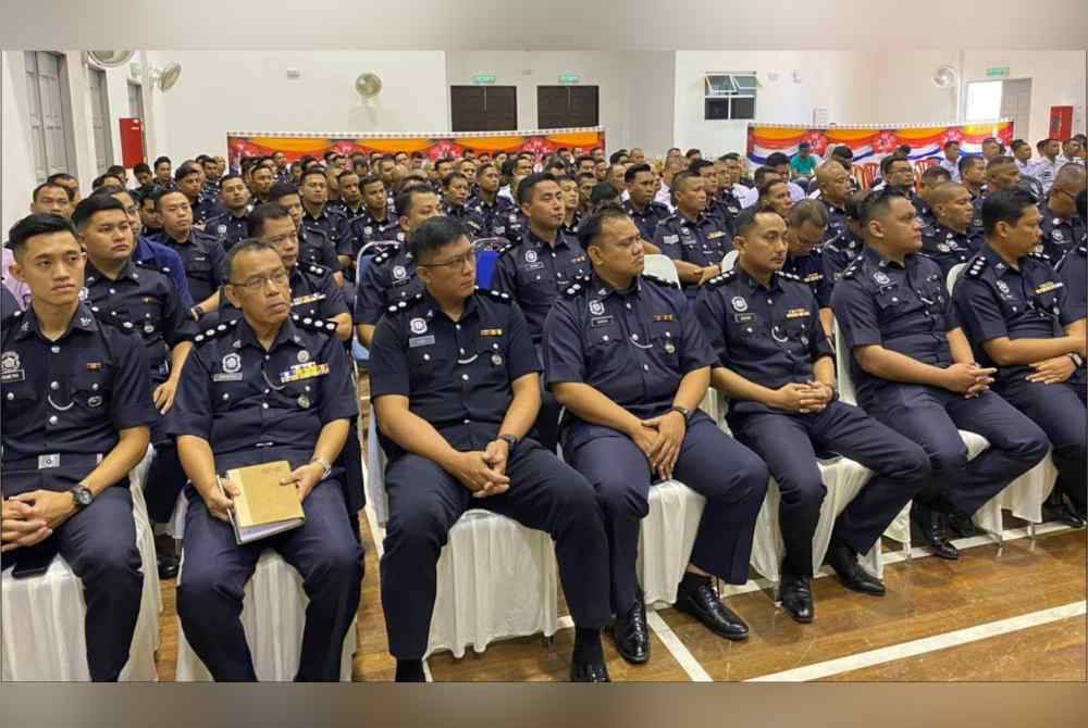 
Ibu Pejabat Polis Daerah (IPD) Pasir Mas sedia menerima sebarang aduan berkait dengan salah laku melibatkan anggota yang dilaporkan oleh orang awam.