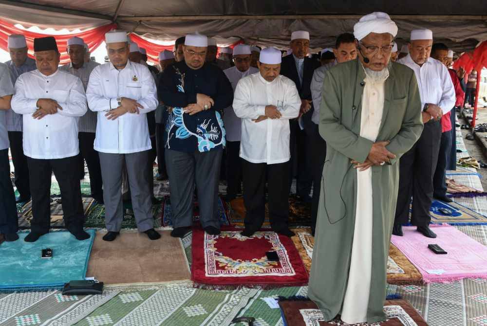 
Solat hajat itu diimamkan oleh Timbalan Pengerusi Jabhah Pondok Kelantan dan Penasihat Kesatuan Pondok Kelantan, Syeikh Wazir Che Awang.