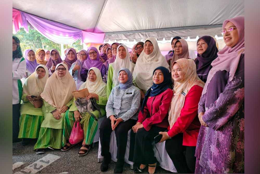 Nancy (tengah) bergambar bersama sebahagian persatuan dan pertubuhan wanita yang hadir pada Program Pembangunan Wanita Tun Fatimah Sempena Sambutan Hari Wanita Antarabangsa (SHWA) 2024 di Laman Wanita (LaWa), di Bandar Jasin, pada Isnin.