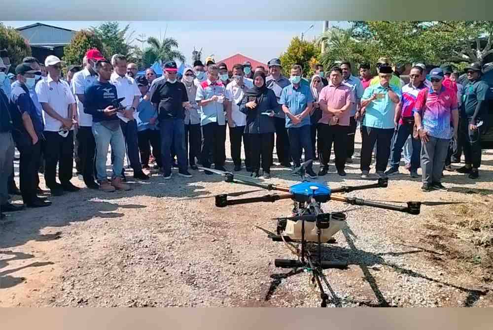 Mohamad Sabu melihat dron digunakan bagi melakukan kerja-kerja sawah di Sawah Ring, Tangkak pada Isnin.