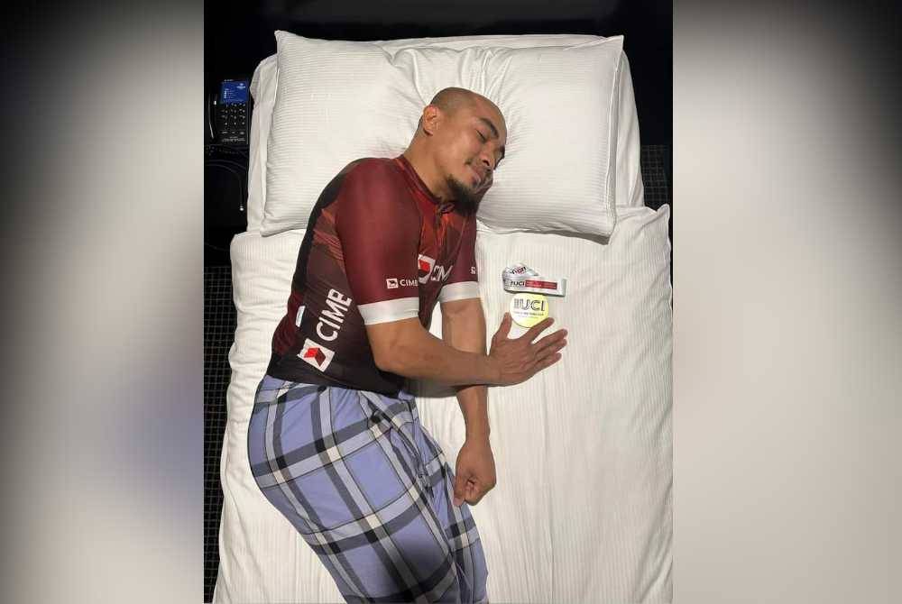 Azizulhasni bersama pingat emas yang dimenangi dalam acara keirin dalam Kejohanan Berbasikal Piala Negara-Negara UCI di Australia pada Sabtu. Foto FB Azizulhasni Awang