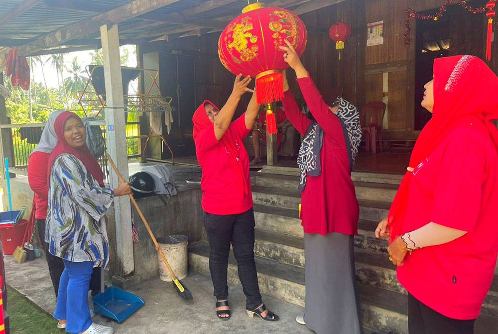 Sekumpulan sukarelawan Melayu bertindak mengemas rumah keluarga Chu Seng sempena sambutan Tahun Baru Cina.