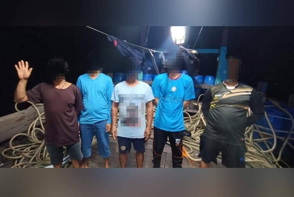 Lima nelayan warga Myanmar yang ditahan selepas gagal mengemukakan dokumen pengenalan diri yang sah ketika diperiksa Maritim Malaysia.