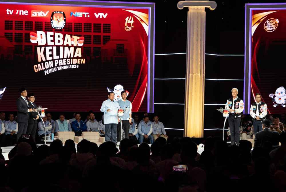 Tiga calon presiden Indonesia iaitu Anies Baswedan, Prabowo Subuanto dan Ganjar Pranowo ketika berbahas pada program debat siri terakhir anjuran Suruhanjaya Pilihan Raya (KPU) di Pusat Konsvensyen Jakarta pada Ahad. Foto Bernama