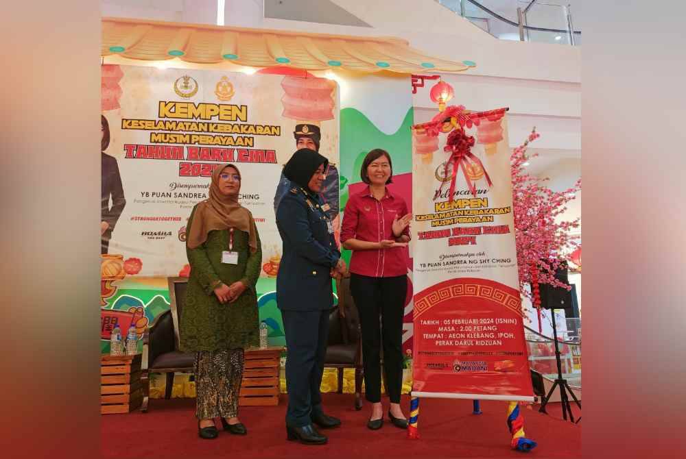 
Sandrea (kanan) ketika menyempurnakan Kempen Menghapus Bahaya Kebakaran dan Kempen Keselamatan Kebakaran sempena Tahun Baharu Cina 2024 di Pasar raya AEON Klebang dekat Chemor pada Isnin.