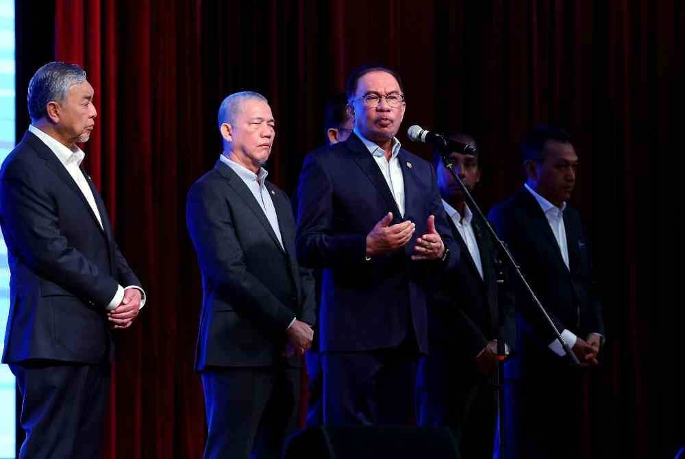 Perdana Menteri Datuk Seri Anwar Ibrahim (tiga, kiri) menyampaikan ucapan pada Majlis Perjumpaan Perdana Menteri bersama warga kerja Jabatan Perdana Menteri (JPM) Bagi Bulan Februari 2024 di Dewan Sri Endon Puspanitapuri pada Isnin. - Foto Bernama