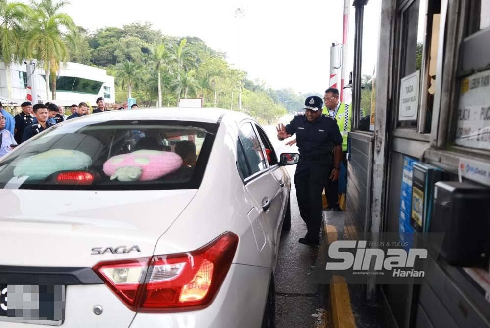 Hussein ketika Kempen dan Advokasi Keselamatan Jalan Raya Sempena Tahun Baharu Cina 2024 di Plaza Tol Puchong Selatan pada Isnin. Foto Sinar Harian-ASRIL ASWANDI SHUKOR