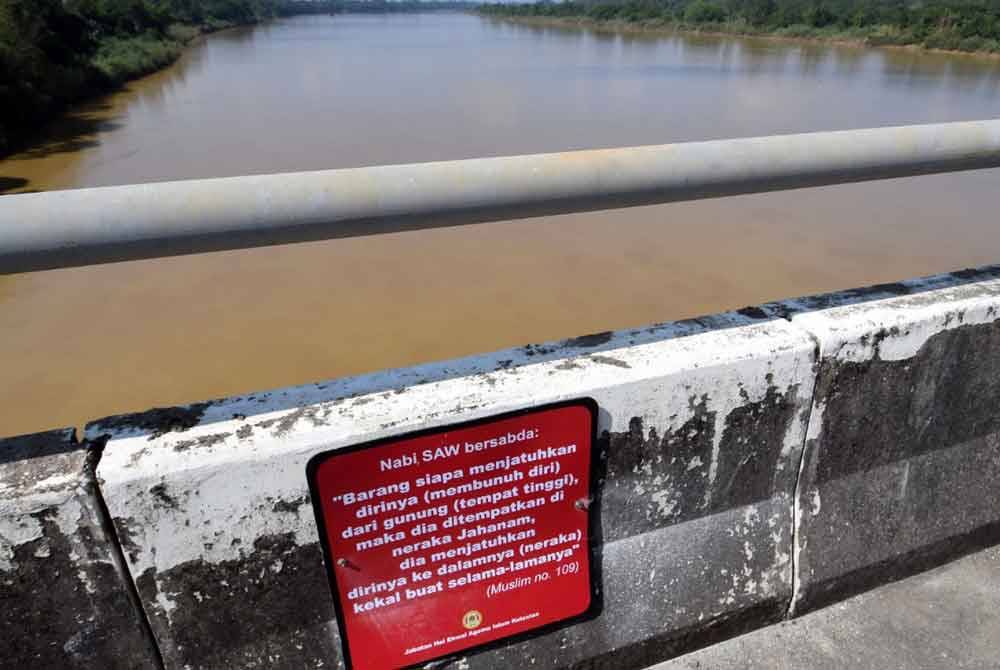 Papan tanda peringatan dilekatkan di dinding jambatan. Foto: Bernama