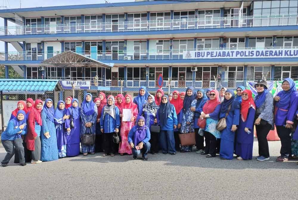 Sharifah Azizah bersama Wanita UMNO Kluang selepas membuat laporan supaya siasatan dan tindakan diambil terhadap Tony Pua di IPD Kluang, Kluang pada Selasa