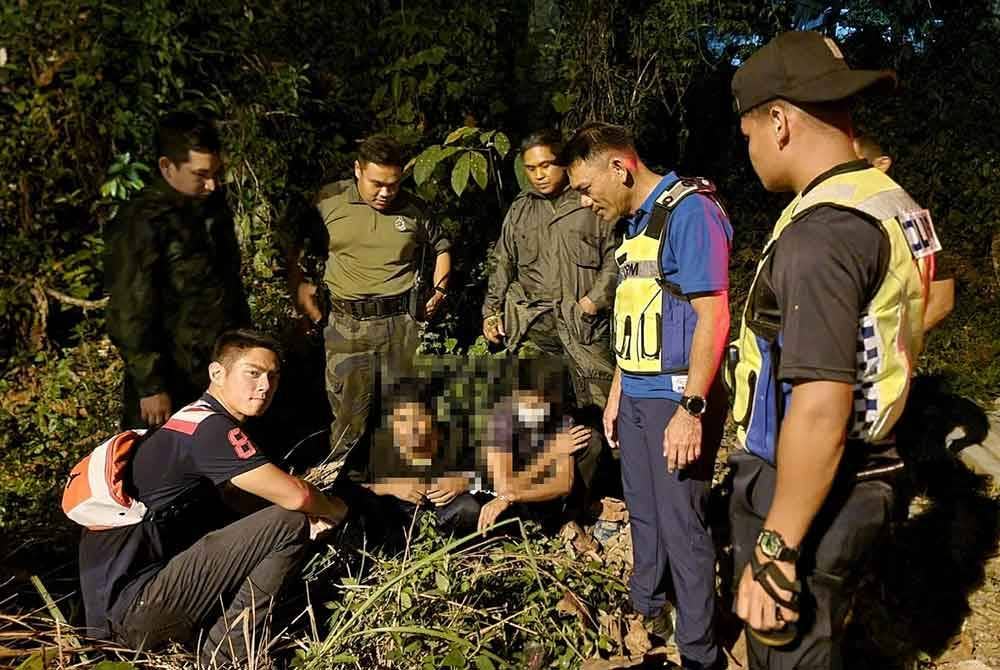 Operasi Khas PDRM yang diketuai Ketua Polis Daerah Tapah, Superintenden Mohd Naim Asnawi (dua dari kanan) berjaya menahan dua tahanan etnik Rohingya malam tadi. Foto: ihsan PDRM