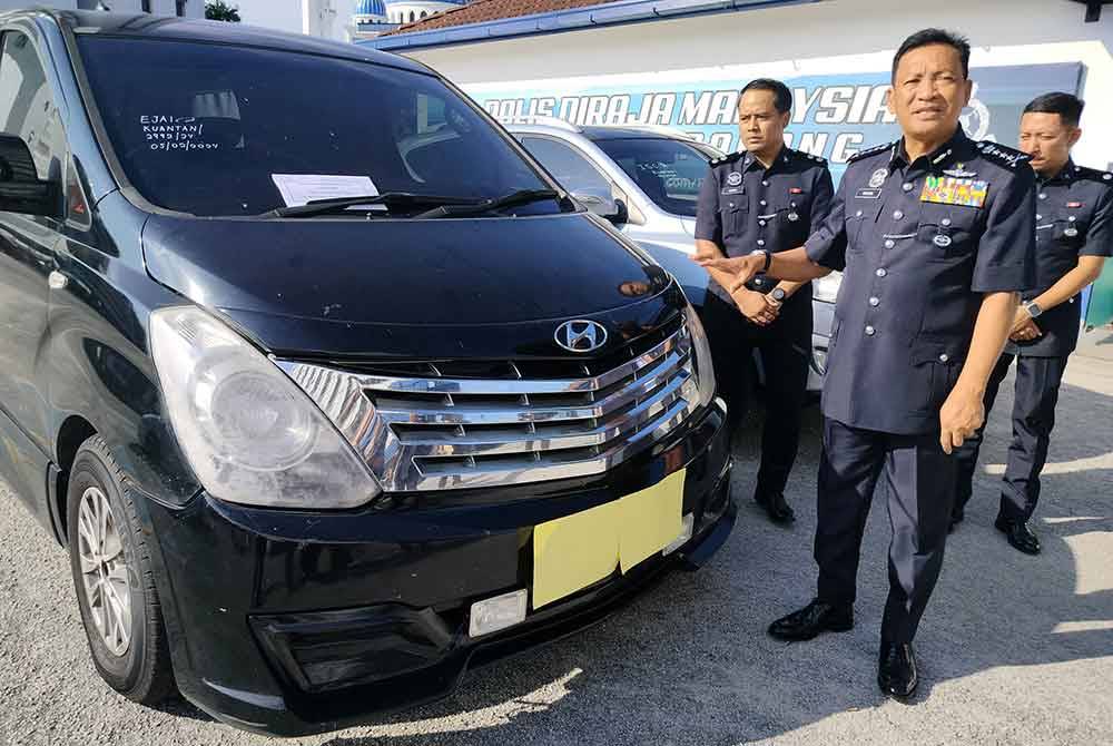 Yahaya menunjukkan sebuah MPV dirampas dipercayai kenderaan sewa digunakan salah satu kumpulan pengedar dadah yang ditahan.