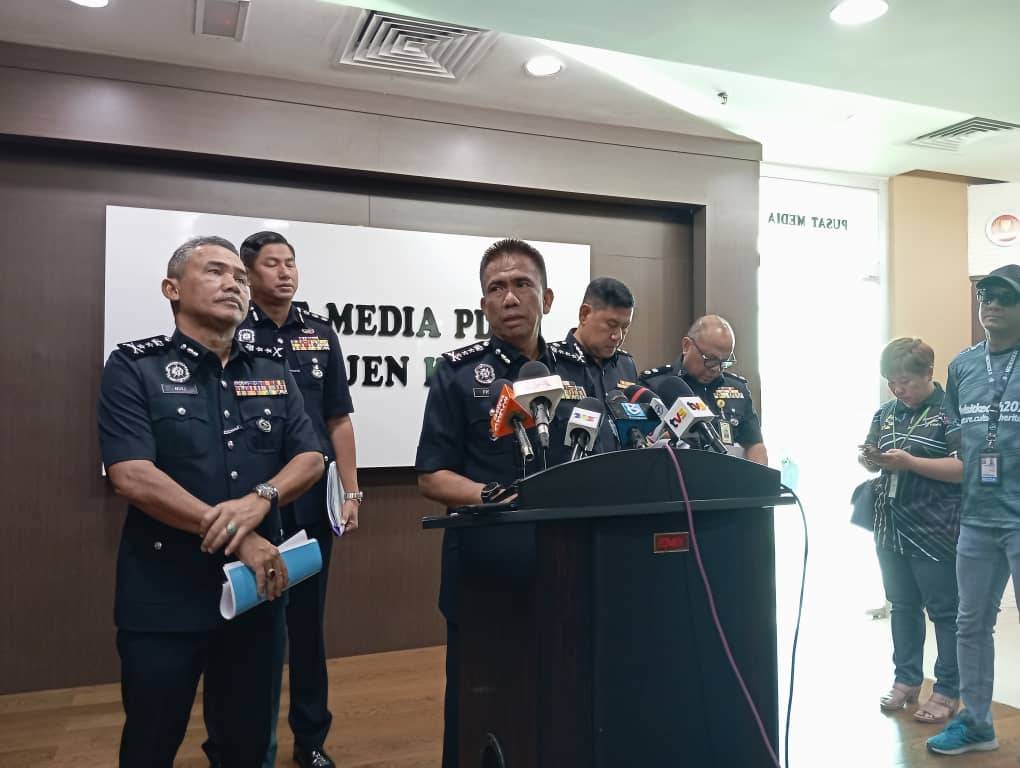 Fisol (tengah) bercakap kepada pemberita pada sidang media di Ibu Pejabat Polis Kontinjen Kedah, Aloar Setar pada Selasa.