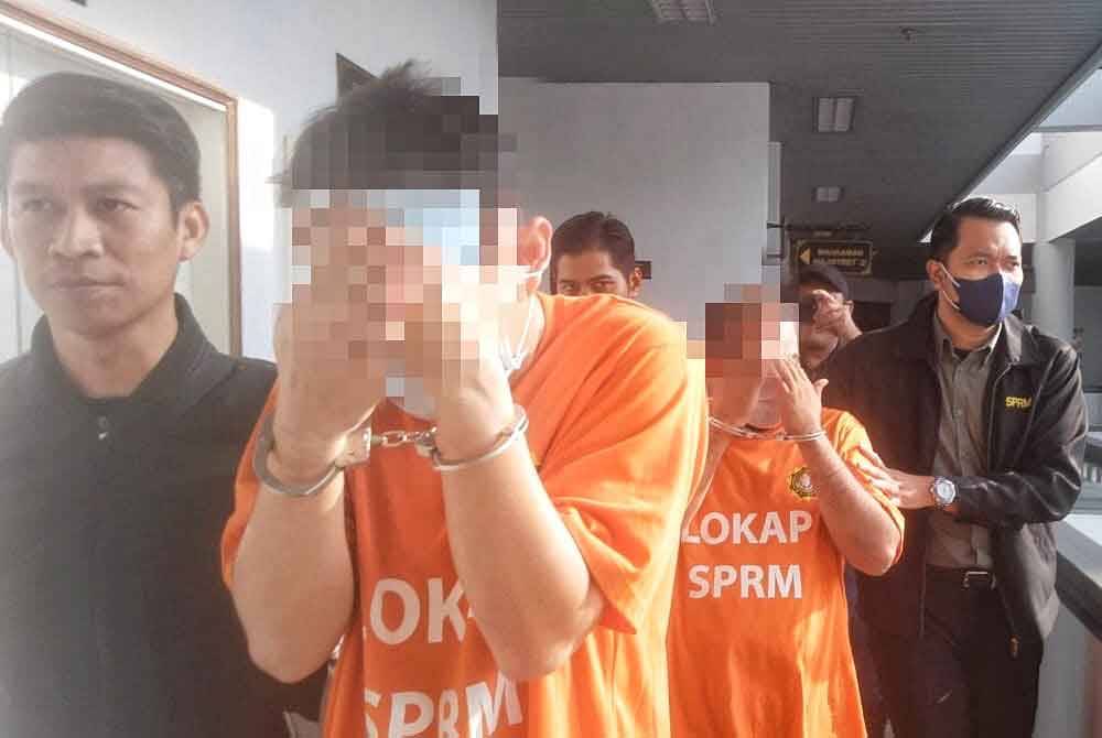 Seorang ketua jabatan (kiri) dan pengarah sebuah syarikat direman kerana disyaki terbabit dalam kes membuat tuntutan pembekalan yang tidak wujud berjumlah RM49,900.