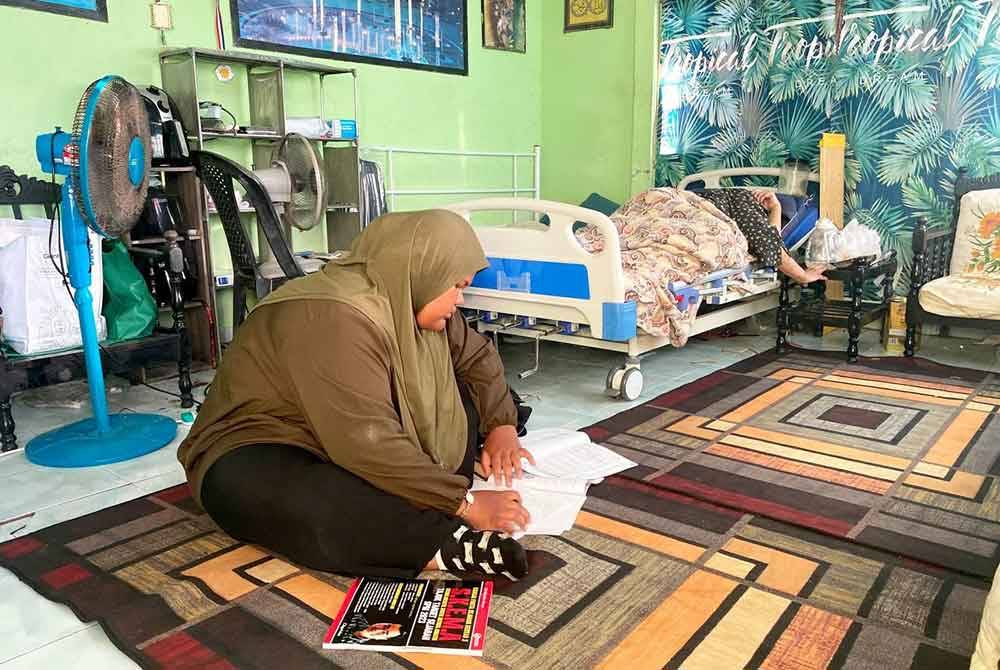 Selepas selesai menguruskan ibu, Nur Amalina Nabila akan menyambung tugas sebagai pelajar dengan mengulang kaji pelajaran bagi memastikan tidak ketinggalan.