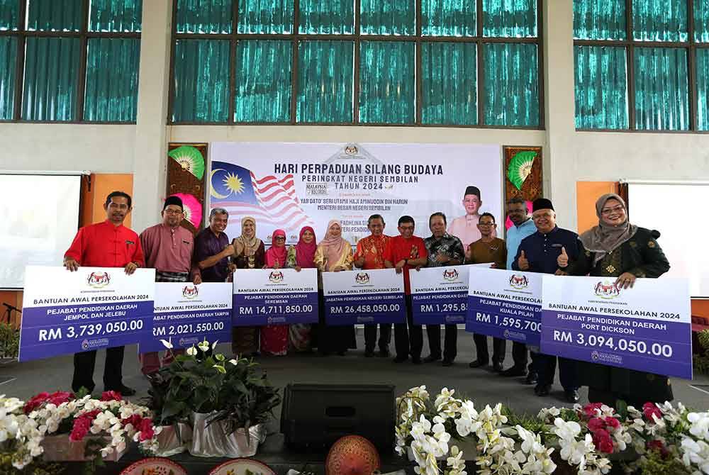 Fadlina(lapan dsri kanan) dan Aminuddin(tukuh dari kanan) bersama wakil dari Jabatan Pendidikan daerah menerima mokap crk BAP.