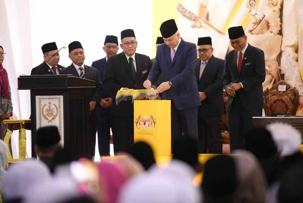 Sultan Nazrin menyempurnakan simbolik perasmian Kompleks Wanita, Kanak-kanak dan Kardiologi Hospital Raja Permaisuri Bainun (HRPB) Ipoh pada Selasa.