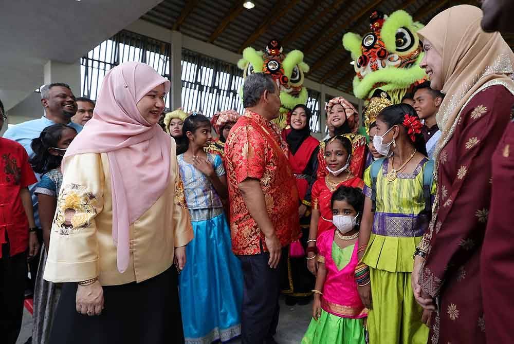 Fadhlina dan Menteri Besar Negeri Sembilan, Datuk Seri Aminuddin Harun beramah mesra bersama pelajar dan murid yang memperagakan pakaian tradisional dan pelbagai etnik pada Program Perpaduan Silang Budaya di SMK Nilai Impian hari ini. Foto Bernama
