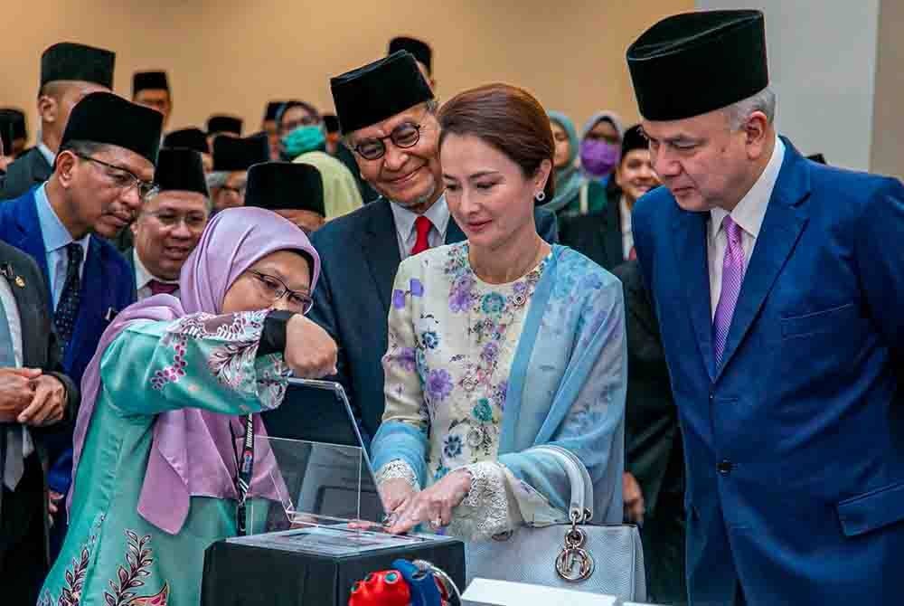 Sultan Nazrin bersama Raja Permaisuri Perak, Tuanku Zara Salim diiringi Dzulkefly, berkenan mendengar penerangan ketika mengadakan lawatan ke ruang pameran sempena perasmian Kompleks Wanita, Kanak-kanak dan Kardiologi HRPB Ipoh pada Selasa.