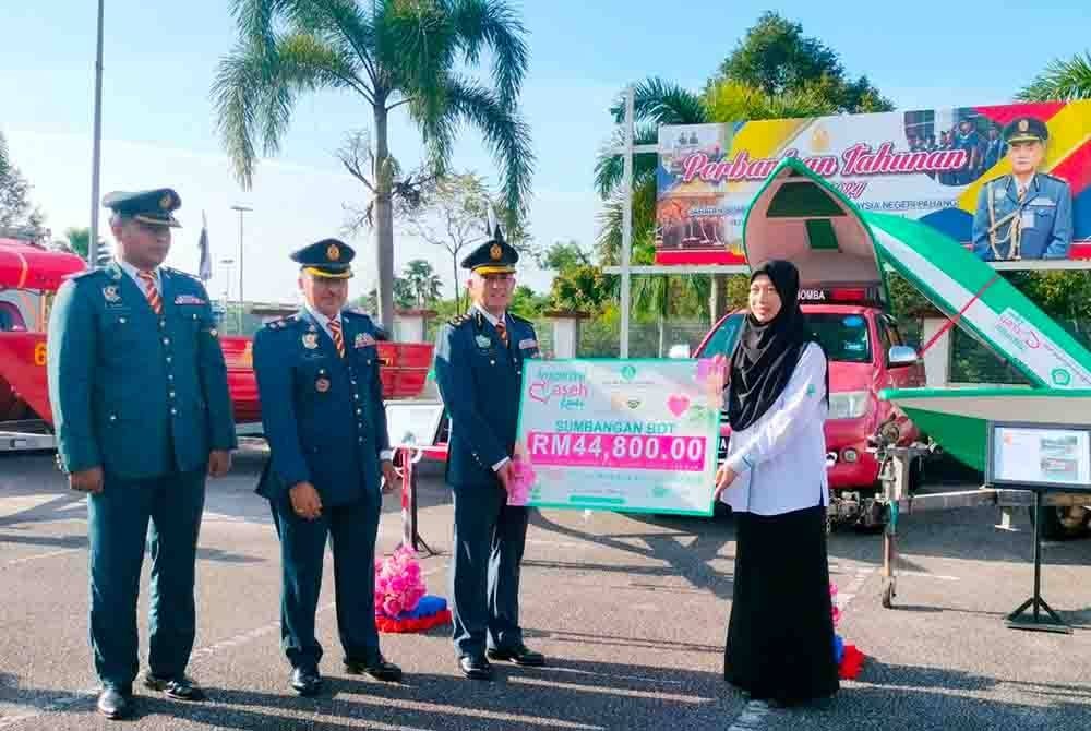 Wan Mohammad (tiga dari kiri) menerima empat buah bot gentian fiber lengkap dengan aksesori yang bernilai RM 44,800 sumbangan Yayasan Pembangunan Ekonomi Islam Malaysia (YaPEIM) di Ibu Pejabat JBPM Pahang di Indera Mahkota pada Rabu.