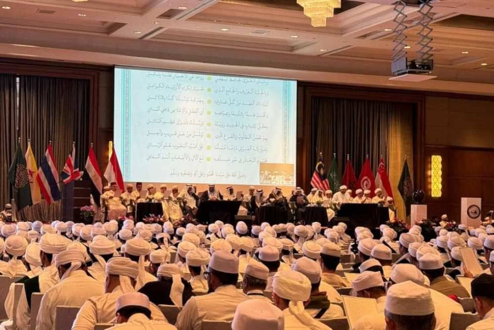 SEBAHAGIAN huffaz As Sofa diraikan dalam satu majlis di Kuala Lumpur. Mereka bukan sekadar menghafaz 30 juzuk al-Quran semata-mata, tetapi turut berkemahiran dalam pelbagai bidang.