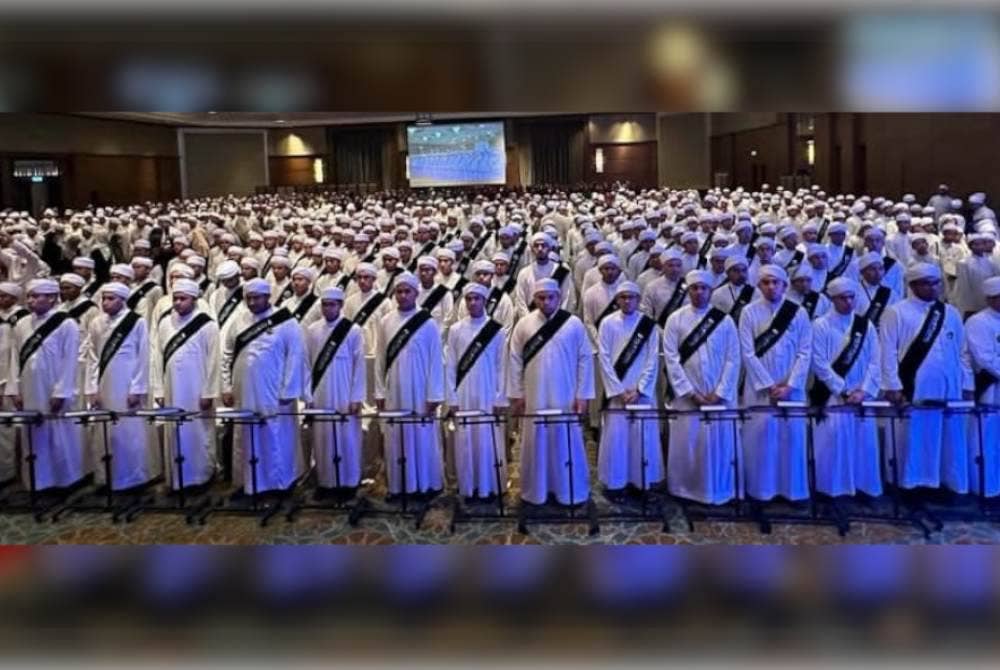 SEBAHAGIAN para huffaz As Sofa yang diraikan dalam sebuah majlis di ibu negara pada Isnin.