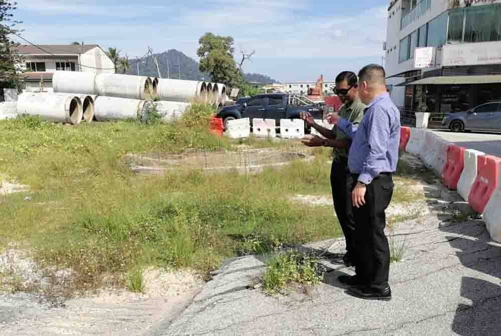 Chon Siang dan Razali meninjau kawasan projek pembentungan yang dilakukan pada Selasa.
