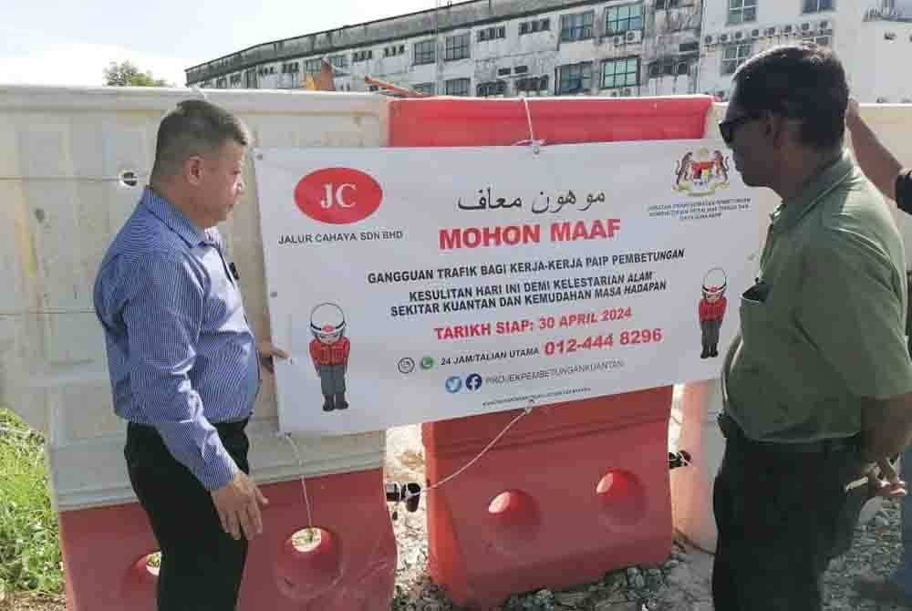 Razali (kanan) memberitahu Chon Siang bahawa pemakluman sudah dibuat menerusi gegantung yang diletakkan di laluan Teluk Sisik di sini.