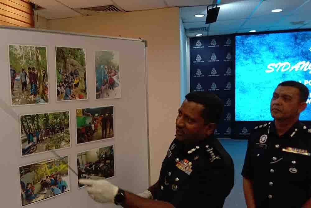 Hussein (dua dari kanan) menunjukkan gambar suspek dan rampasan yang dijalankan menerusi Ops Tapis Khas di seluruh negeri ini ketika sidang akhbar di Ibu Pejabat Polis Daerah (IPD) Shah Alam pada Selasa.