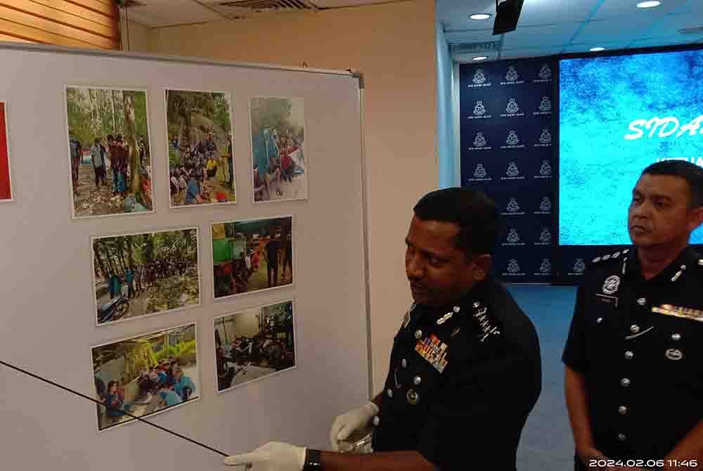 Hussein (dua dari kanan) menunjukkan gambar suspek dan rampasan yang dijalankan menerusi Ops Tapis Khas di seluruh negeri ini ketika sidang akhbar di Ibu Pejabat Polis Daerah (IPD) Shah Alam pada Selasa.