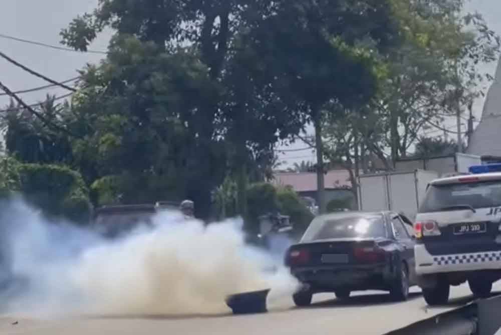 Suspek bertindak melanggar kenderaan JPJ sebelum melarikan diri dalam kejadian di Jalan Klang-Banting itu pada Isnin.