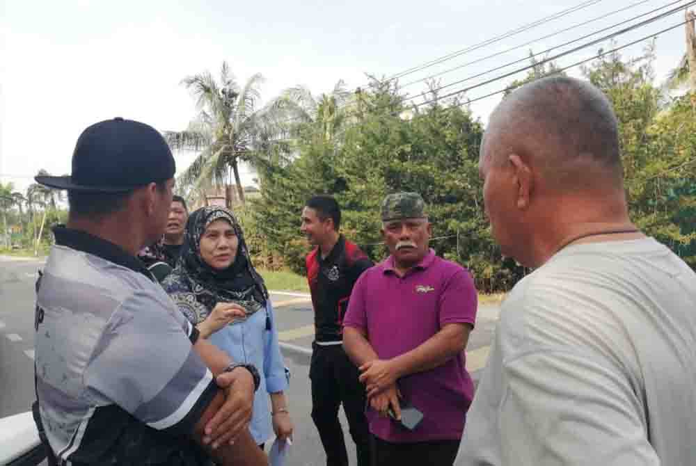 Hassuzana (dua dari kiri) mengadakan perbincangan bersama pengusaha ladang babi di Teluk Bunut Banting.