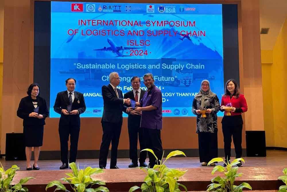 Ismail Sabri (tiga dari kiri) menyampaikan cenderamata kepada pihak yang terlibat dalam ISLSC yang diadakan di RMUTT, Bangkok pada Selasa.
