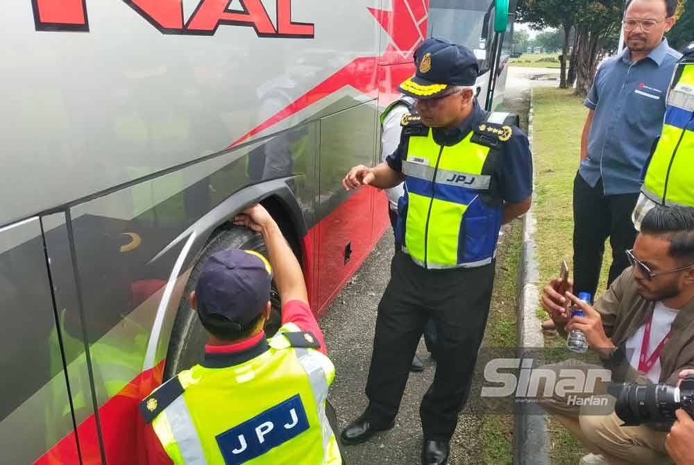 Lokman (tengah) mendengar penerangan daripada petugas JPJ yang melakukan pemeriksaan bas di Depoh Transnasional, Sungai Chua, Kajang, Selangor sempena Ops JPJ Depoh Khas Bulan Perayaan.