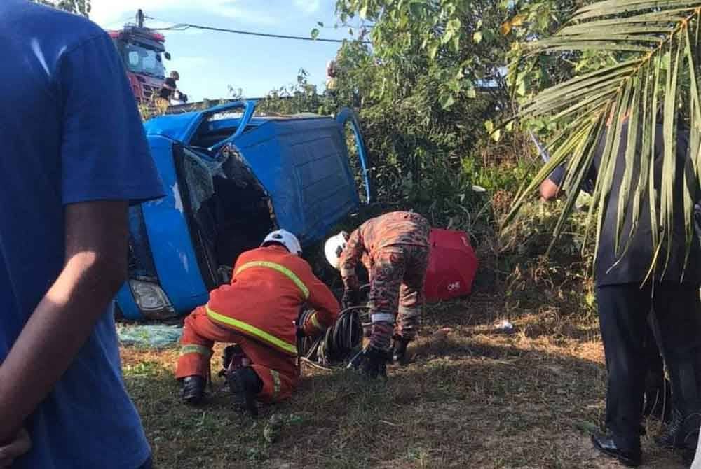 Anggota bomba mengeluarkan mangsa yang tersepit selepas van dipandu terjatuh ke dalam gaung di Jalan Kampung Kuala Bakong pada pagi Selasa. Foto Pembaca