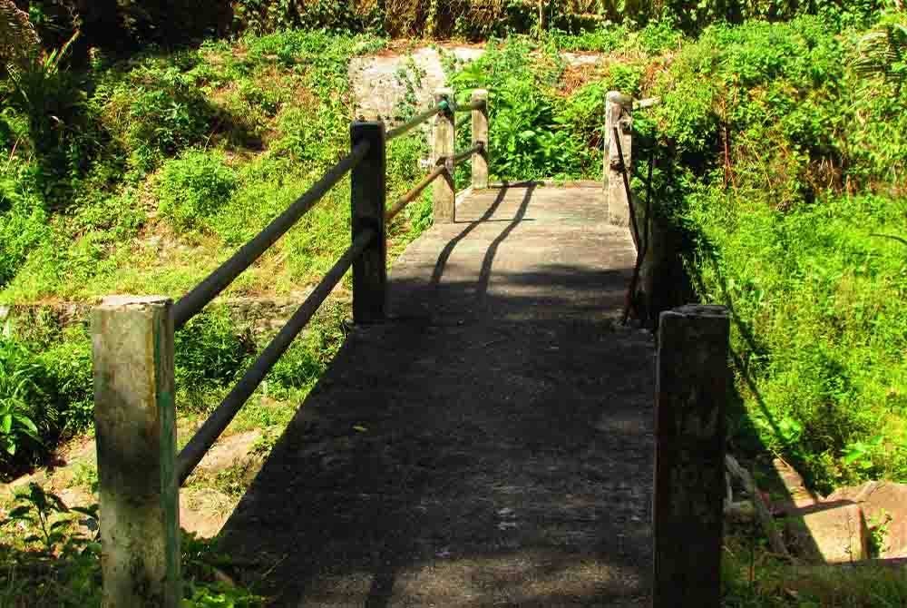 Jambatan yang rosak di kolam air terjun.