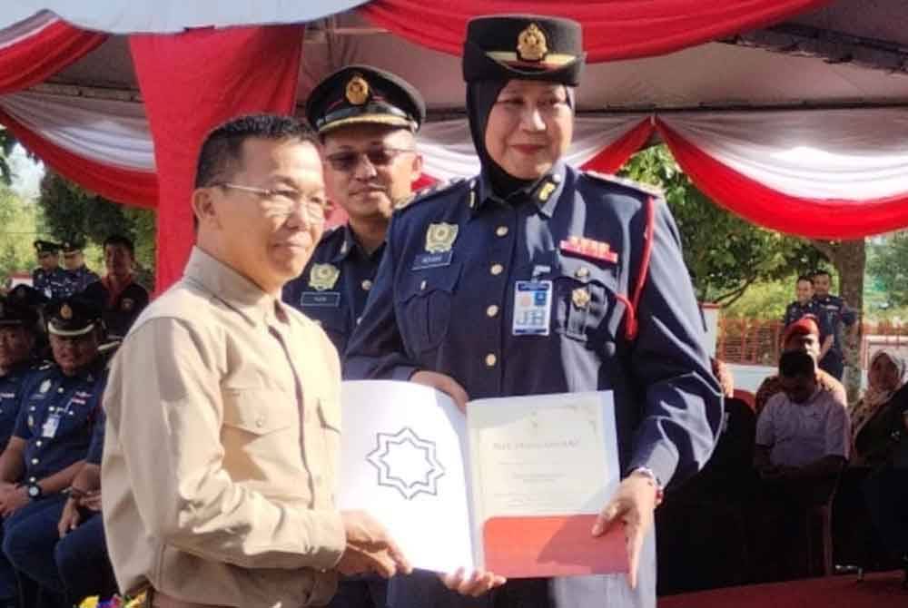 Ngiam Choong (kiri) menerima sijil penghargaan pada majlis berkenaan.