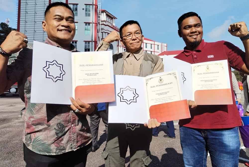 Ngiam Choong (tengah) bersama dua lagi penerima sijil dan anugerah.