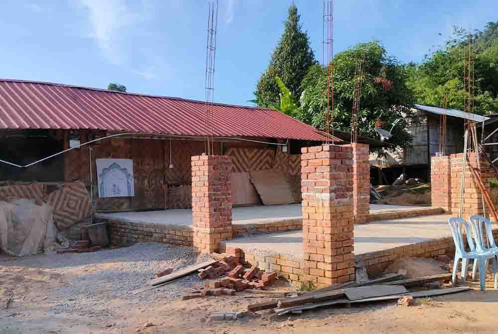 Keadaan Surau Belantara yang mula dibaik pulih setahun lalu dilaksanakan secara berperingkat berikutan dana yang tidak mencukupi.